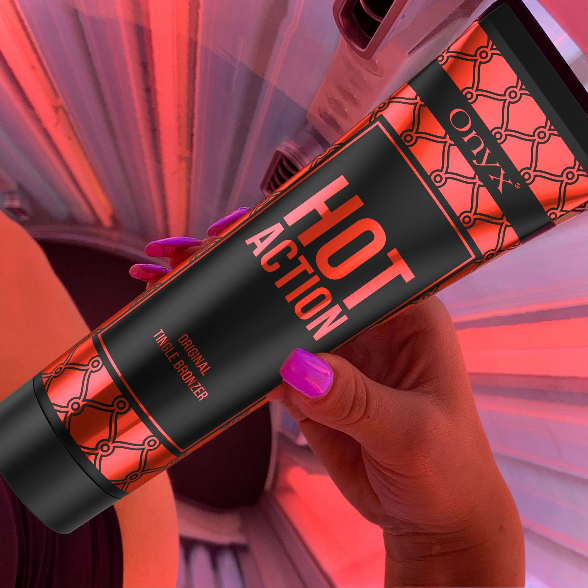 Großaufnahme von Onyx Hot Action Tingle Bronzer in der Hand vor Sonnenbank mit rotem Licht, Fokus auf Verpackungsdesign